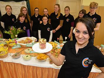 Yasemin Caglar präsentiert einen Tomaten-Brot-Salat im Glas. Die Schülerin der Abschlussklasse der Mariahilf-Berufsfachschulen und ihre Mitschüler können auch mal auf Fleisch verzichten.  Foto: Ronald Rinklef
