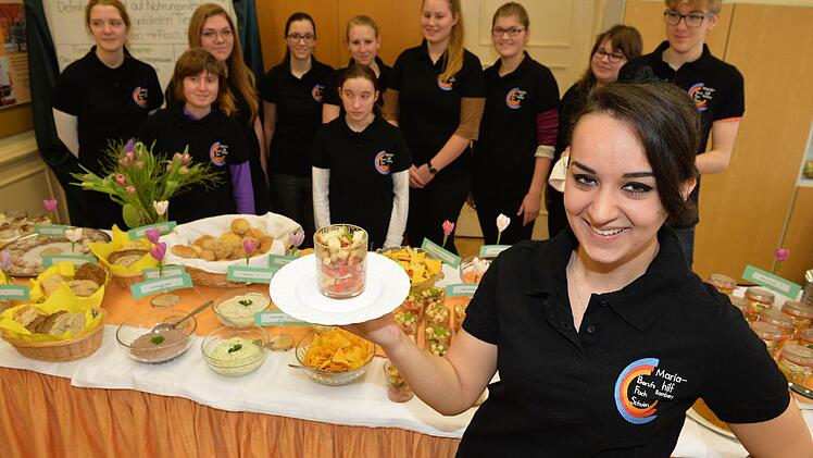 Yasemin Caglar präsentiert einen Tomaten-Brot-Salat im Glas. Die Schülerin der Abschlussklasse der Mariahilf-Berufsfachschulen und ihre Mitschüler können auch mal auf Fleisch verzichten.  Foto: Ronald Rinklef
