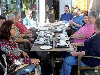 Kaffeeklatsch der Frauen vom Kirchenputzdienst mit rechts hinten Davide Pusterla und daneben Pfarrer Jaroslaw Nowaszczuk Foto: J. Blum