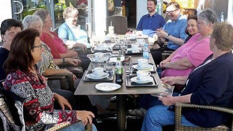 Kaffeeklatsch der Frauen vom Kirchenputzdienst mit rechts hinten Davide Pusterla und daneben Pfarrer Jaroslaw Nowaszczuk Foto: J. Blum