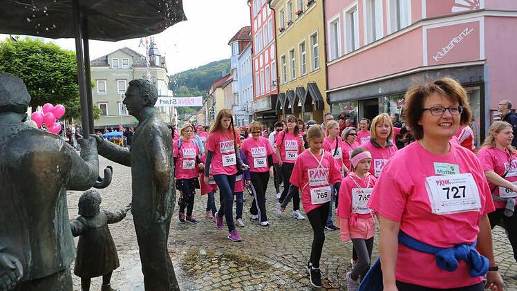 Vorbeimarsch am Wahrzeichen: Jeder Teilnehmer passiert den Brunnen auf dem Marktplatz.