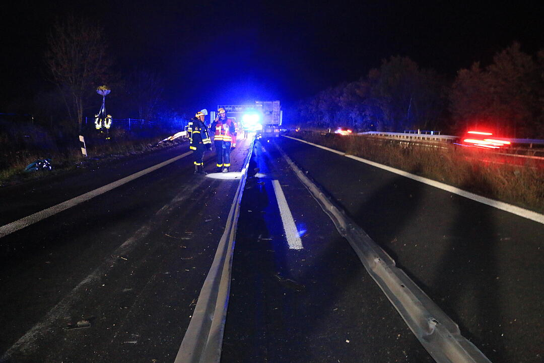 Lkw durchbricht Mittelschutzplanke auf A73