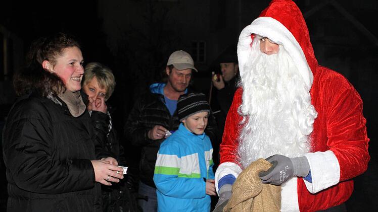 Auch der Nikolaus kam zum Beleuchtungsevent in Marktrodach. Foto: Michael Wunder