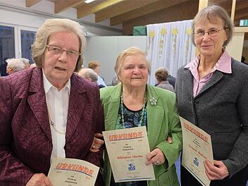 Für ihre Mitgliedertreue wurde gedankt (von links): Barbara Oschmann, Herma Klünspies und Gudrun Strauch.