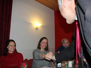 Dank und Präsente gab's für Sabine Pascher und Heike Grosser. Foto: Ralf Kestel