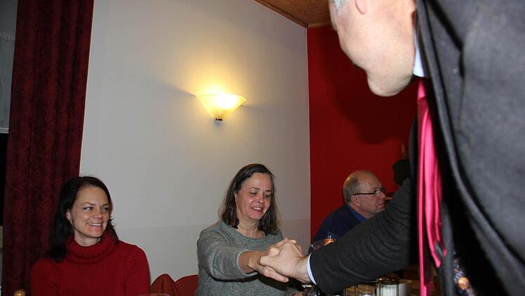 Dank und Präsente gab's für Sabine Pascher und Heike Grosser. Foto: Ralf Kestel