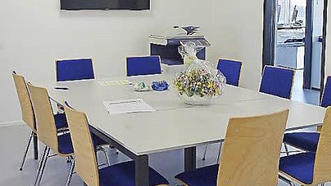 Den Mittelpunkt der neuen Geschäftsstelle bildet als Begegnungszentrum ein großer Aufenthalts- bzw. Besprechungsraum.