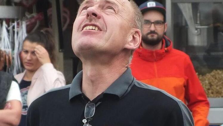 Manfred Weiser mit kritischem Blick nach oben Foto: Manfred Welker