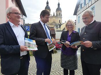 Martin Haendl (Leiter des Bildungsbüros im Landratsamt  Forchheim und Bildungsmanager des Landkreises Forchheim), Landrat   Hermann Ulm, Sozialwissenschaftlerin. Julia Schilling und Bürgermeister  Hanngörg Zimmermann