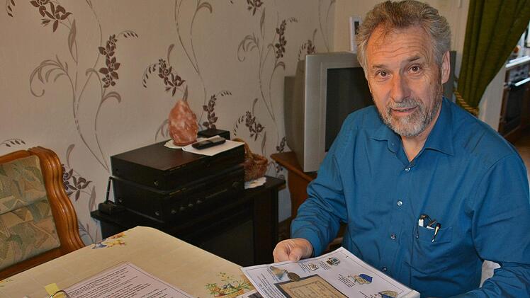 Rund eineinhalb Jahre lang hat Erich Fries in Großwenkheim an der erschütternden Dokumentation der drei Fischersöhne aus Königshofen im Grabfeld gearbeitet. Alle drei kamen im Zweiten Weltkrieg ums Leben. Eine Tochter, die 1914 geboren wurde, starb bereits ein Jahr später. Das alles hat die Familie Fischer-Milz in vier Ordnern zusammen getragen, die nun in zwei Dokumentationen zusammen gefasst sind. Foto: Hanns Friedrich
