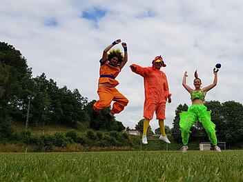 Die Jungen in Breitbrunn machen Luftsprünge: Jedenfalls haben sie mächtig Spaß bei ihrem "Fasching im Sommer", den sie nun zum dritten Mal in den "Heiligen Ländern" organisieren. Unser Bild zeigt vom Orga-Komitee (von links) Johannes Gapon, Laura Bendner und Thomas Zettelmeier.Brigitte Krause
