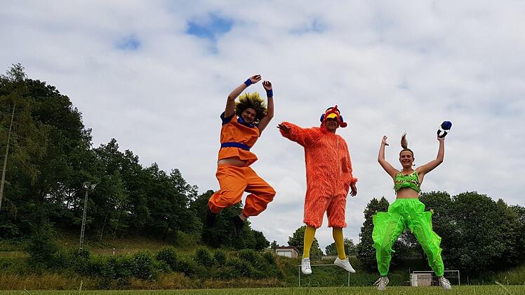 Die Jungen in Breitbrunn machen Luftsprünge: Jedenfalls haben sie mächtig Spaß bei ihrem "Fasching im Sommer", den sie nun zum dritten Mal in den "Heiligen Ländern" organisieren. Unser Bild zeigt vom Orga-Komitee (von links) Johannes Gapon, Laura Bendner und Thomas Zettelmeier.Brigitte Krause