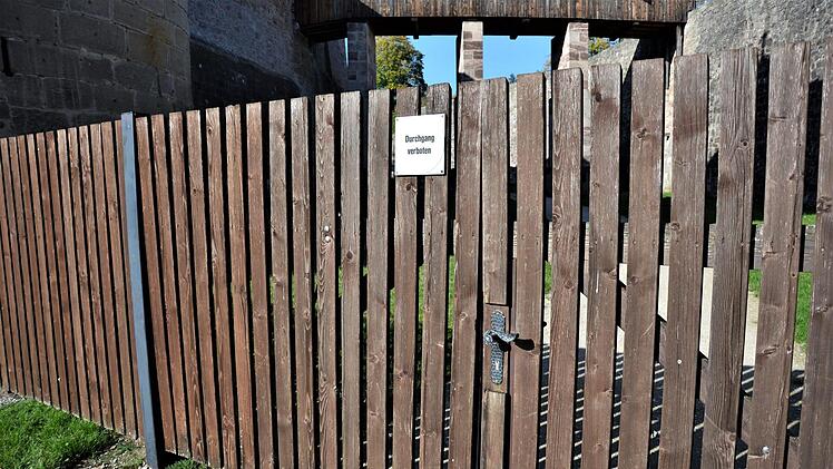 Der Weg über den mittleren Wallgraben ist für Besucher derzeit nur bei Führungen begehbar. Foto: Sandra Hackenberg