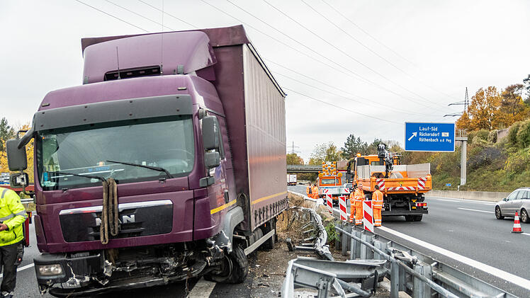 Lastwagen übersieht Auto und rauscht nach Kollision in Leitplanke