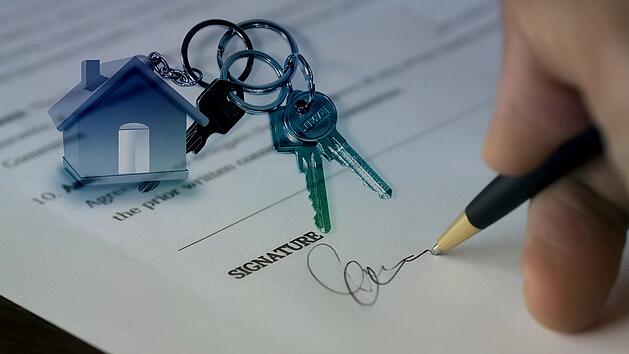 Wer ein Haus oder eine Wohnung sucht, lässt sich oft durch eine*n Immobilienmakler*in beraten.