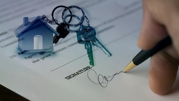 Wer ein Haus oder eine Wohnung sucht, lässt sich oft durch eine*n Immobilienmakler*in beraten.