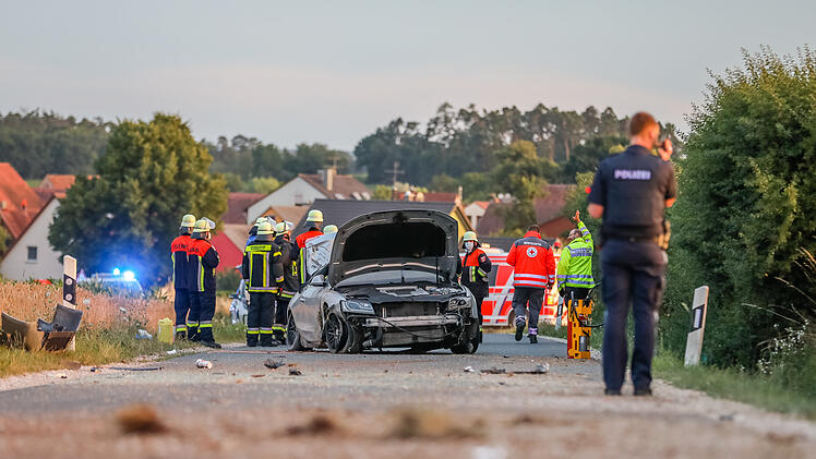 Wegen Ausweichman&ouml;ver: Auto kommt von Stra&szlig;e ab und &uuml;berschl&auml;gt sich