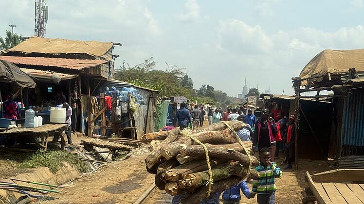 Slum Kibera - Stra&szlig;enszene