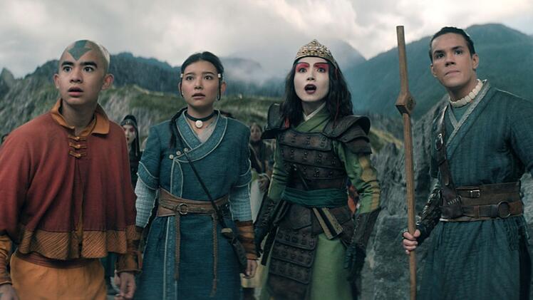 Vor Avatar Aang (Gordon Cormier, links) und seinen Freunden Katara (Kiawentiio, zweite von links), Suki (Maria Zhang) und Sokka (Ian Ousley) liegen schwere Aufgaben.
