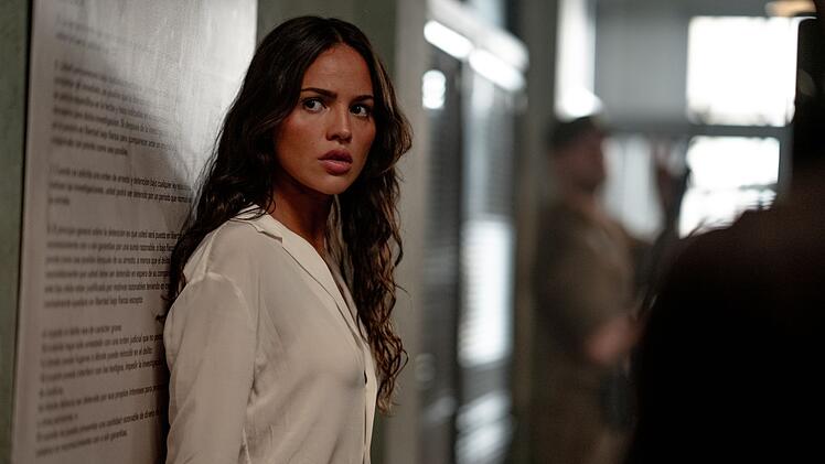Die Anw&auml;ltin Rachel Wild (Eiza Gonz&aacute;lez) kennt sich mit schwierigen Auftr&auml;gen aus.