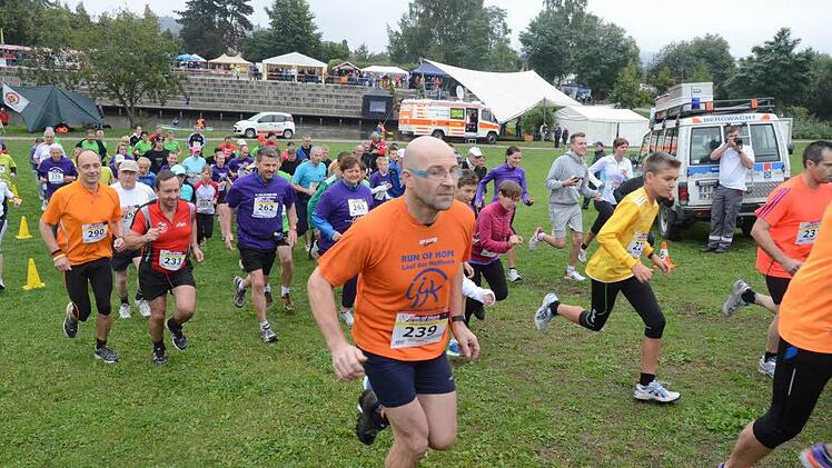 Alle hatten ihren Spaß beim Lauf der Hoffnung, ob Nordic-Walker oder Läufer. Fotos: K.-H. Hofmann