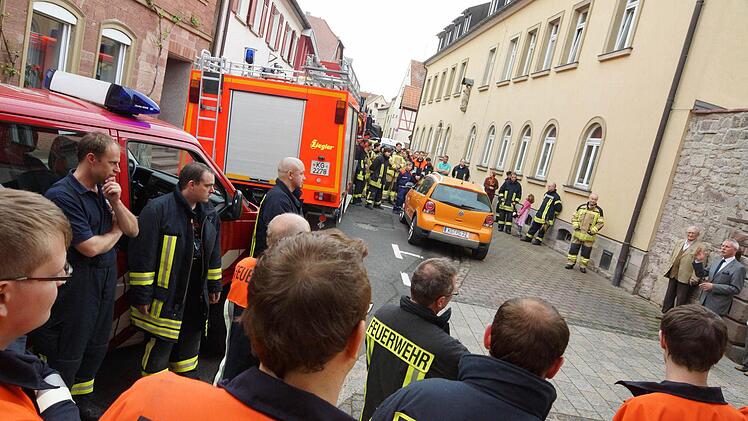 Feuerwehrleute verabschieden Ernst Stross