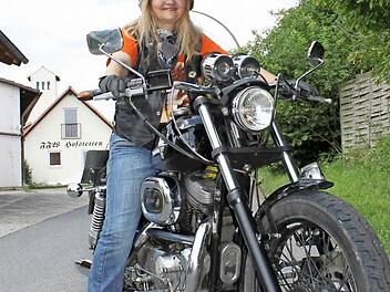 Sigrid Sittler aus Hofstetten gehört zu den wenigen Frauen, die eine Harley Davidson fahren. Fotos: Katja Müller