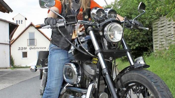 Sigrid Sittler aus Hofstetten gehört zu den wenigen Frauen, die eine Harley Davidson fahren. Fotos: Katja Müller