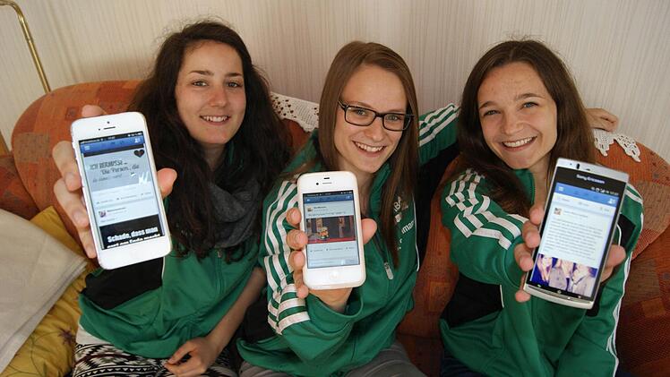 Chance und Risiko zugleich: Madlen Sixt (v. l.), Jana Schuhmann und Franziska Heil sind bestens vernetzt. Sie kennen die Vorteile, aber auch die Risiken von sozialen Medien wie Facebook, Twitter und Instagram.   Foto: Beatrix Lieb/Archiv