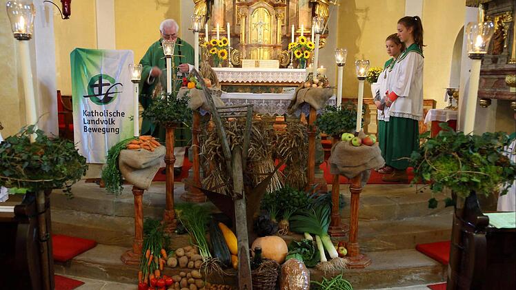 Landvolkseelsorger Ewald Thoma zelebriert die Festmessfeier in Kirche Mariä Himmelfahrt. Foto: Renate Neubecker