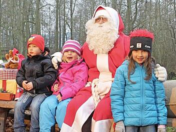 Als Nikolaus verteilte der Erste Bürgermeister Hans-Peter Laschka an beiden Tagen Süßigkeiten für die Kinder.  Foto: Herbert Fischer