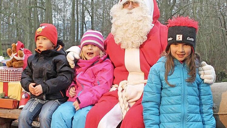 Als Nikolaus verteilte der Erste Bürgermeister Hans-Peter Laschka an beiden Tagen Süßigkeiten für die Kinder.  Foto: Herbert Fischer