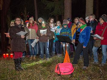 Der Chor Cantica Nova und der Jugendchor umrahmten mit ihren Liedern die Andacht am Waldkreuz. Foto: Klaus Gagel