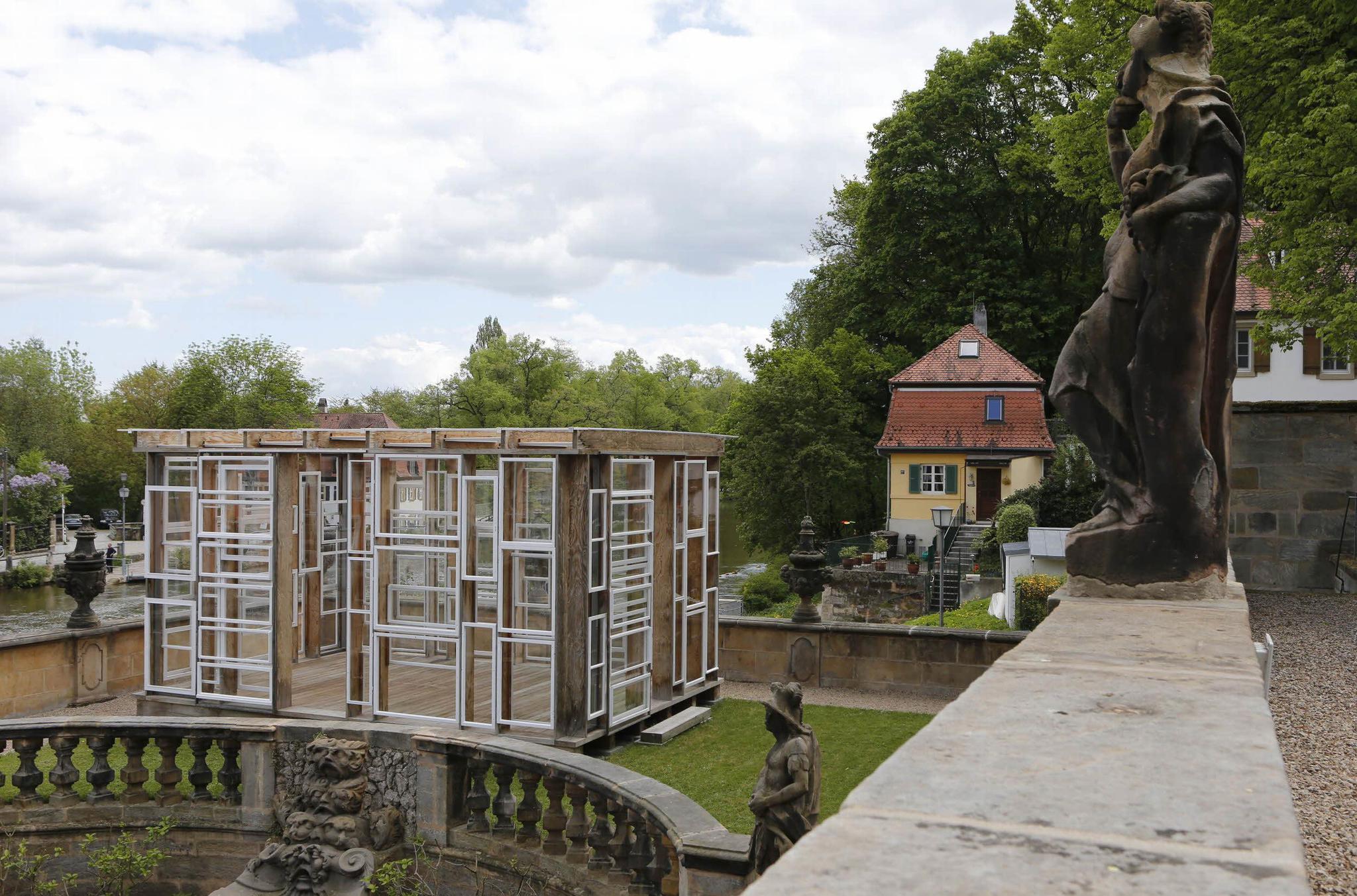 Neues Kunstobjekt aus alten Fenstern im Garten der Bamberger Villa