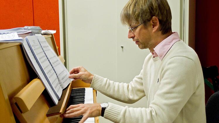 Kapellmeister Roland Fister ist muskialischer Leiter der Neuinszenierung von Paul Abrahams "Ball im Savoy"Foto: Jochen Berger