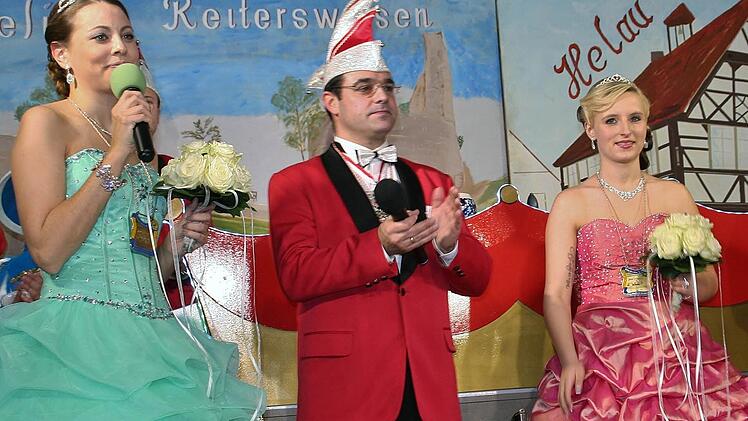 Blumen für die Prinzessinnen: Caroline Bauer (links) und Michelle Lutz zusammen mit Moderator Alexander Pusch. Fotos: Werner Vogel