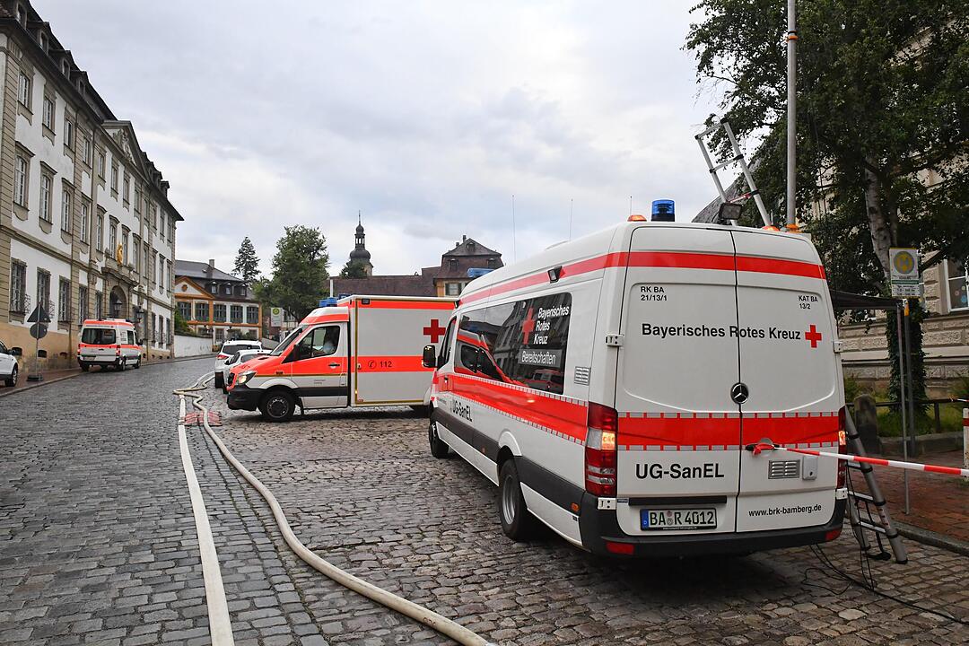 Großeinsatz in der Bamberger Altstadt: Dachstuhl am Jakobsplatz brennt