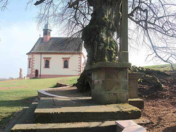 Geplant ist die Restaurierung des Sandsteinkreuzes am Freialtar bei der Kapelle St. Michael. Gerd Schaar
