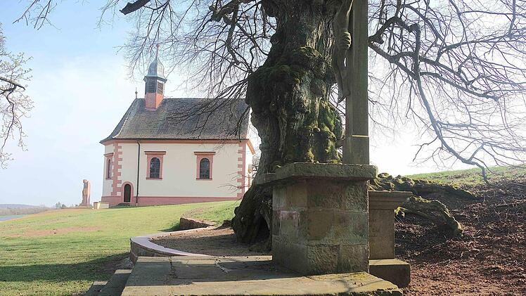 Geplant ist die Restaurierung des Sandsteinkreuzes am Freialtar bei der Kapelle St. Michael. Gerd Schaar