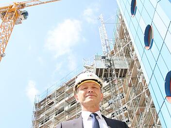 Rundgang durch die Baustelle: Xaver Frauenknecht, der Vorstandsvorsitzende der Sozialstiftung