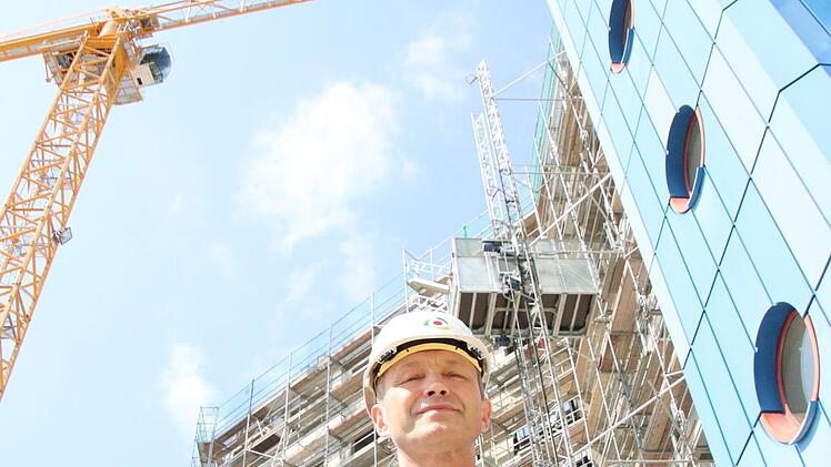 Rundgang durch die Baustelle: Xaver Frauenknecht, der Vorstandsvorsitzende der Sozialstiftung
