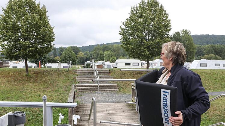 FT-Reporterin Anette Schreiber schafft die Redaktionsstühle auf den Campingplatz bei Ebing.Foto: Barbara Herbst