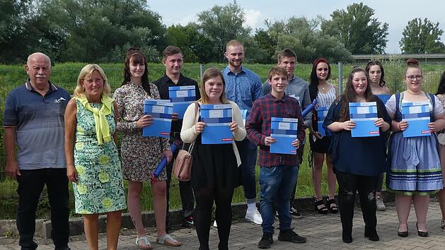 Obermeister Alfred Kaiser, Kreishandwerksmeister Hans-Georg H&auml;fner und OStDin Heidrun G&ouml;rtler (von links) gratulierten den Absolventen zur bestandenen Berufsabschlusspr&uuml;fung.