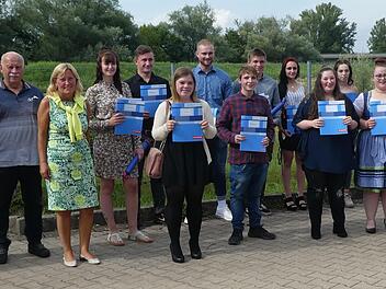 Obermeister Alfred Kaiser, Kreishandwerksmeister Hans-Georg Häfner und OStDin Heidrun Görtler (von links) gratulierten den Absolventen zur bestandenen Berufsabschlussprüfung.