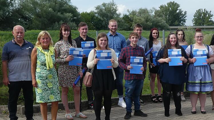Obermeister Alfred Kaiser, Kreishandwerksmeister Hans-Georg Häfner und OStDin Heidrun Görtler (von links) gratulierten den Absolventen zur bestandenen Berufsabschlussprüfung.