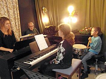 Unser Bild zeigt (von links) Melanie Matz, Werner Rieck, Fabienne Baumgart und Simon Hartwich beim Weihnachtskonzert der Musikwerkstatt.