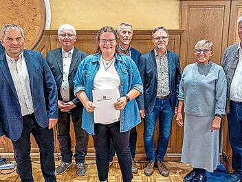 Die Ehrung für den Landkreis Forchheim (v. l.): Mattias Dotzler (Regierung von Oberfranken), Klaus Reininger (Regierung von Oberfranken), Willi Maier (Vorsitzender Prüfungsausschuss), Leonie Stadter, Holger Heilingloh (Vorsitzender Prüfungsausschu...
