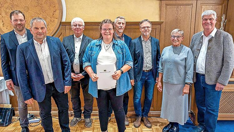 Die Ehrung f&uuml;r den Landkreis Forchheim (v.&nbsp;l.): Mattias Dotzler (Regierung von Oberfranken), Klaus Reininger (Regierung von Oberfranken), Willi Maier (Vorsitzender Pr&uuml;fungsausschuss), Leonie Stadter, Holger Heilingloh (Vorsitzender Pr&uuml;fungsausschu...