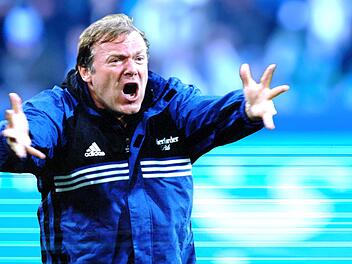 Hermann Gerland als Trainer in Aktion. In der WDR-Doku "Hermann Tiger Gerland - Der letzte seiner Art" berichten fr&uuml;here Weggef&auml;hrten &uuml;ber die deutsche Bundesliga-Trainerlegende.