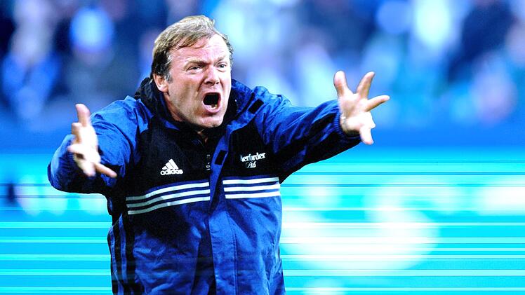 Hermann Gerland als Trainer in Aktion. In der WDR-Doku "Hermann Tiger Gerland - Der letzte seiner Art" berichten fr&uuml;here Weggef&auml;hrten &uuml;ber die deutsche Bundesliga-Trainerlegende.